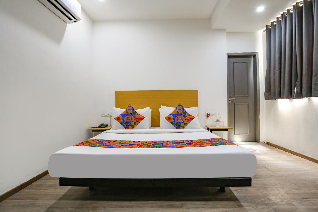 Fabhotel Vat - Meera Bagh Delhi Kültér fotó