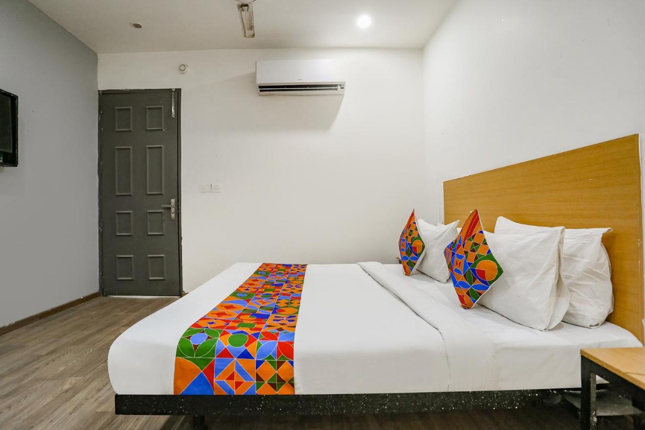 Fabhotel Vat - Meera Bagh Delhi Kültér fotó
