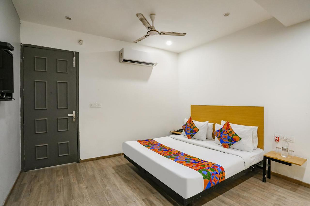 Fabhotel Vat - Meera Bagh Delhi Kültér fotó