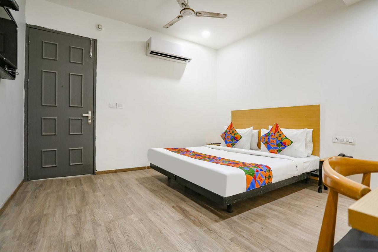 Fabhotel Vat - Meera Bagh Delhi Kültér fotó